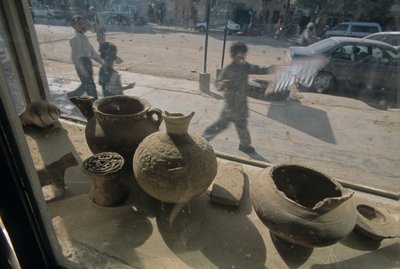 Afganisztán; Herat; eladó régiségek; kirakat; utcai jelenet, mm7167, Mendi..., 2004 (fénykép) alkotó: Kenneth Garrett