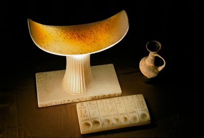 Tetiankhkem alabástrom fejtámlája és a hét szent olaj áldozati táblája,Óbirodalom, 2002 (fotó) alkotó: Kenneth Garrett