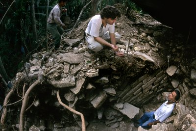 Cancuen, Guatemala, Arthur Demarest, Rudy Larios, Maya, palota, klasszikus korszak, Peten, 2004 (fotó) alkotó: Kenneth Garrett