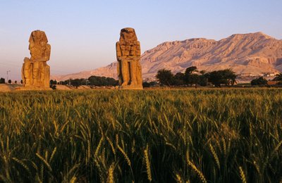 Memnon kolosszusai; Amenhotep III; alkotó: Kenneth Garrett
