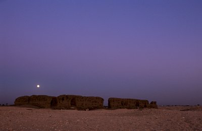 Telihold lenyugvása a khasekhemuji Shunet felett, Abydos, Egyiptom, 2005 (fotó) alkotó: Kenneth Garrett