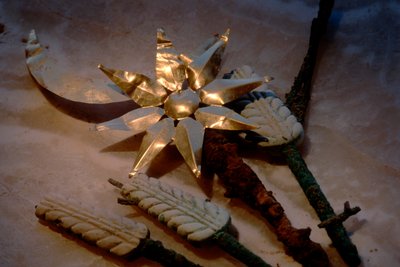 Arany nap és hold búzaszálakkal, leletek, Oxus Civilizáció; Türkmenisztán; Gono..., 2004 (fénykép) alkotó: Kenneth Garrett