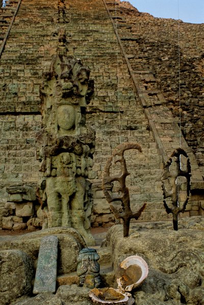 Maya; Copan; Honduras; Temple 26, Heiroglyphic Staircase, Flints, David Stuart talált felajánlás... alkotó: Kenneth Garrett