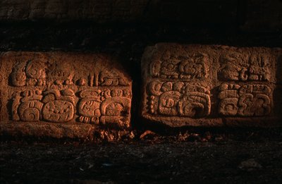 Maya, Guatemala, Dos Pilas lépcsőház alkotó: Kenneth Garrett