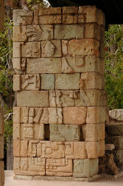 Maya felemelkedés és bukás, Copan, Honduras, 18 nyúl glifájának részletei, 18-as templom, Maya alkotó: Kenneth Garrett