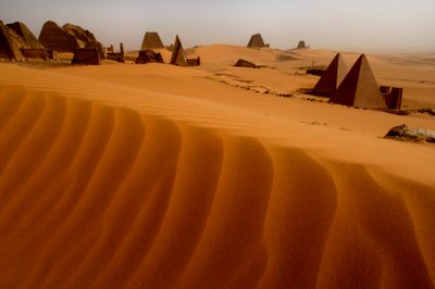 Meroe piramisok, Begarawiya piramisok, Szudán, Núbia, Fekete fáraók, harmadik középkor, 2007 (fotó) alkotó: Kenneth Garrett