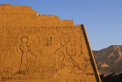 III. Ramszesz megveri az ellenséget, főtemplom, pylon, Medinet Habu, Újbirodalom, Egyiptom, festői felvételek alkotó: Kenneth Garrett