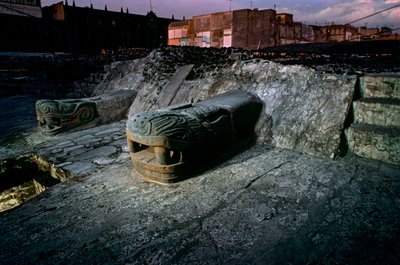 Kígyó replika a Nagy Templomon, Tenochtitlan, Templo Mayor, Azték, Mexikó, Mexico Ci..., 2010 (fénykép) alkotó: Kenneth Garrett