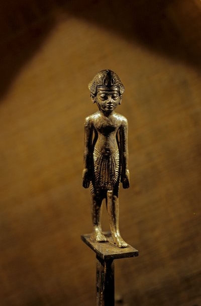 Ezüst bot fáraó figurával, KV 62, 2007 (fotó) alkotó: Kenneth Garrett
