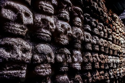 Koponya állvány vagy Tzompantli, azték, Mexikó, Templo Mayor, 2010 (fotó) alkotó: Kenneth Garrett