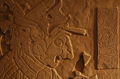 Templom 21 trónpad, Akhal Mo Nab király faragása, Palenque, Mexikó, 2005 (fotó) alkotó: Kenneth Garrett