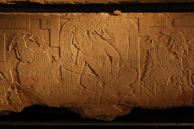 Templom 21 trónpad, Akhal Mo Nab király faragása, Palenque, Mexikó, 2005 (fotó) alkotó: Kenneth Garrett