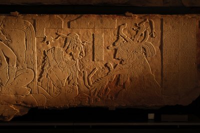 Templom 21 trónpad, Akhal Mo Nab király faragása, Palenque, Mexikó, 2005 (fotó) alkotó: Kenneth Garrett