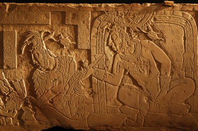 Templom 21 trónpad, Akhal Mo Nab király faragása, Palenque, Mexikó, 2005 (fotó) alkotó: Kenneth Garrett