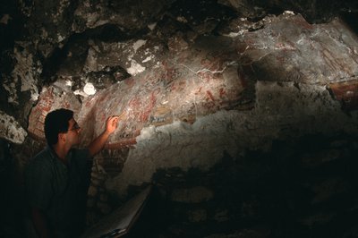 William Saturno ellenőrzi a falfestményt; San Bartolo; Guatemala; Maya, 2002 (fotó) alkotó: Kenneth Garrett