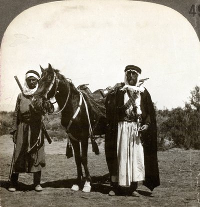 Egy sejk és testőre, Szíria, 1900-as évek. alkotó: Keystone View Company