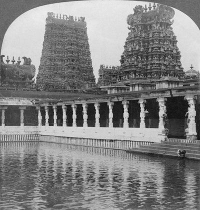 Szent aranyliliom-tó és pagodák – Siva nagy temploma, Madura, Dél-India, 1901. alkotó: Keystone View Company