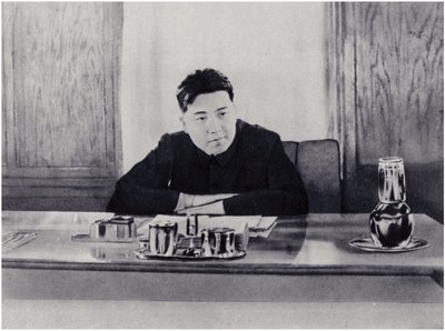 Kim Ir Szen elvtárs az Észak-Koreai Népi Tanácsnál (litho) működő irodájában alkotó: Korean Photographer