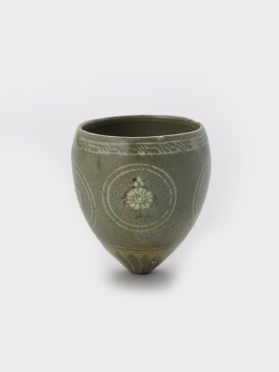 Csésze, 12. század végi (Kőedény berakásos csúszódíszítéssel és celadon máz) alkotó: Korean School