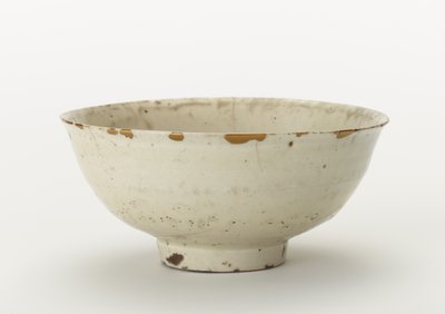 Teástál (koraijawan), 16. század vége-17. század eleje (porcelán átlátszó mázzal, aranylakk javítás) alkotó: Korean School