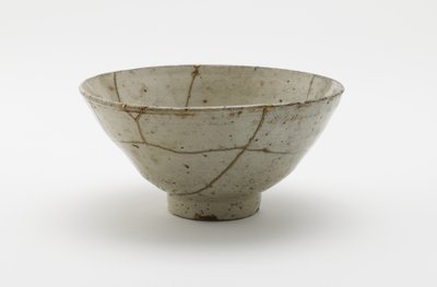 Teástál (koraijawan), 16. század második fele (porcelán átlátszó, halványkék mázzal, aranylakk javítással) alkotó: Korean School