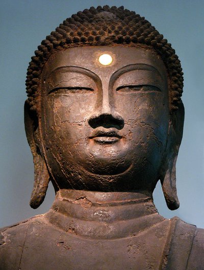 Vas Buddha fej, a 10. századi Goryeo korszakból, a Hasachang-dong kolostorból, Hanamból, Gyeonggi-doból, Koreából. Fényképészet, Szöuli Nemzeti Múzeum, Koreai Köztársaság, 2006. alkotó: Korean School