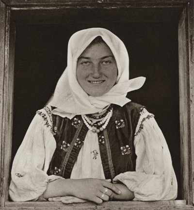 Románia: Oncesti, Az ablaknál (f/w fotó) alkotó: Kurt Hielscher