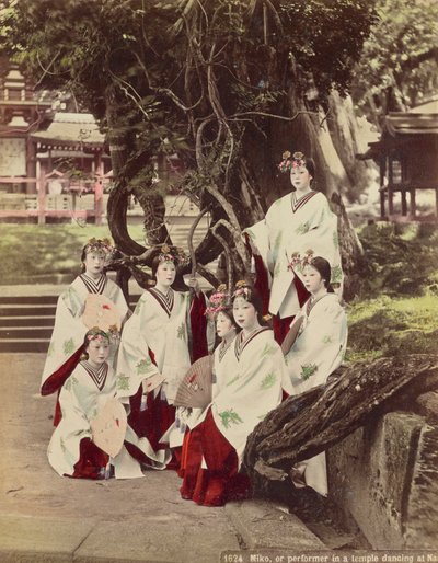 Miko, avagy Performing in A Temple Dancing at Nara, 1890 körül alkotó: Kusakabe Kimbei
