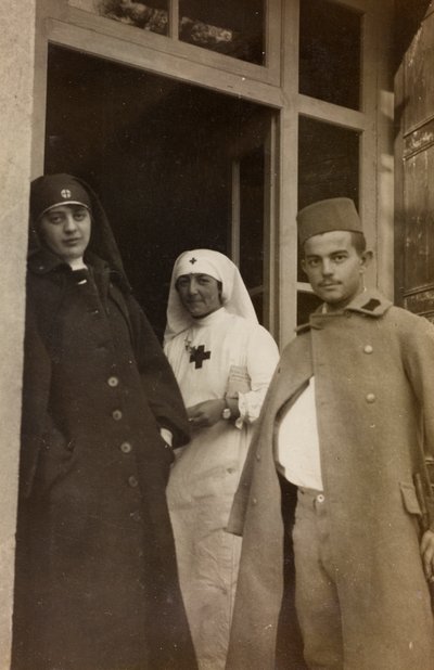 Album az első világháborúról Friuli-Venezia Giuliában: Két Vöröskeresztes nővér portréja egy osztrák kadettel a Villa Brazzàban, ahol a Soleschiano Manzano-i hadikórház 17-e található (f/w fotó) alkotó: L. Verdiani
