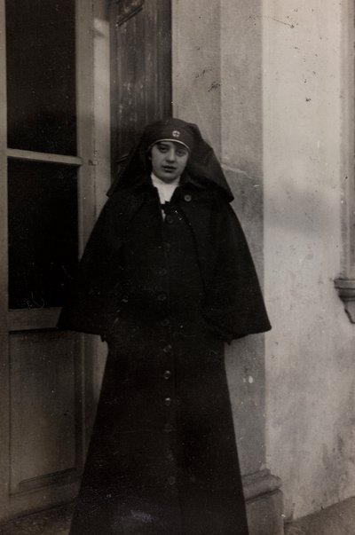 Album az első világháborúról Friuli-Venezia Giuliában: Elena Bianconcini vöröskeresztes nővér portréja a Villa Brazzàban, ahol a Soleschiano Manzano-i hadikórház 17-e található (f/w fotó) alkotó: L. Verdiani