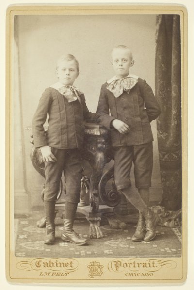 Két fiú alkotó: L. W. Felt