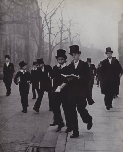 A kápolna és az iskola között, Eton (f/w fotó) alkotó: Laszlo Moholy-Nagy