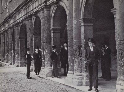 Chambers előtt, Eton, várja, hogy a mesterek kijöjjenek (f/w fotó) alkotó: Laszlo Moholy-Nagy