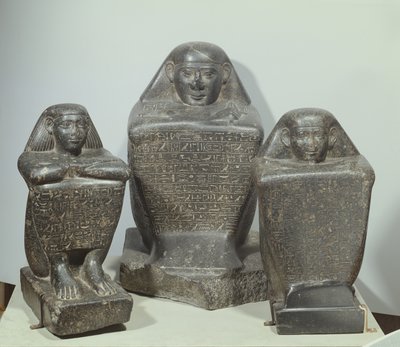 Akhamenru, Harwa és Amenemonet tömbszobrai, 25-26. dinasztia (diorit) alkotó: Late Period Egyptian