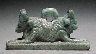 Bikafejű oroszlán amulett, Saite-korszak, ie 715-656 (kék-zöld fajansz) alkotó: Late Period Egyptian