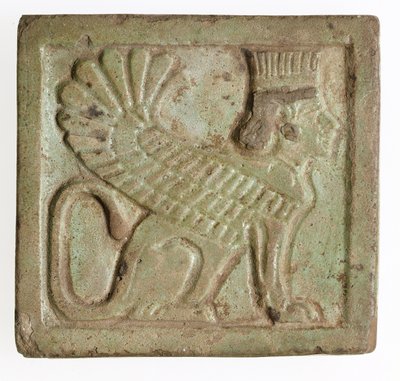 Emléktábla szárnyas perzsa szfinxszel, ie 525-401 körül (formázott fajansz) alkotó: Late Period Egyptian