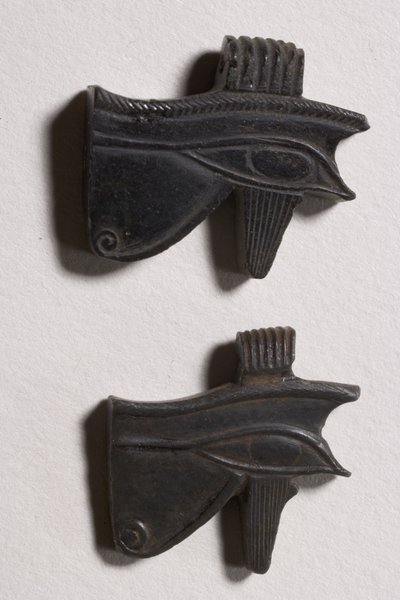 Két wedjat szem amulett (obszidián) alkotó: Late Period Egyptian
