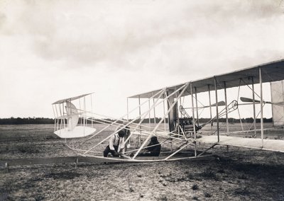 Leon Bollee a Wright fivérek gépén dolgozik, 1909 körül alkotó: Leon Bollee