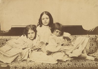 Edith, Ina és Alice Liddell a kanapén, 1858 nyara. alkotó: Lewis Carroll