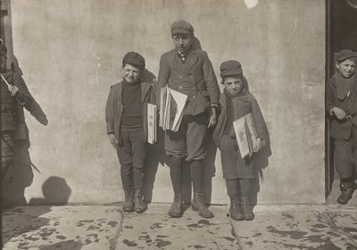 John Pento, 14 éves, Daniel és Angelo Pento, 7 éves, újságokat árul, Hartford, Connecticut alkotó: Lewis Hine