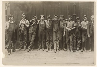 Fiatal ösztöndíjasok egy csoportja dolgozik egy konzervgyárban Indianapolisban, Indianában alkotó: Lewis W. Hine