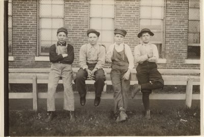 [Fiúk csoportja, akik a Brown cipőgyárban dolgoznak, Moberly, Missouri] alkotó: Lewis W. Hine