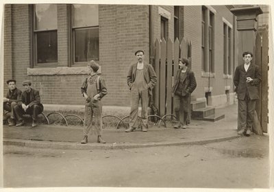 [Férfiak és fiúk csoportja gyűlt össze odakint] alkotó: Lewis W. Hine