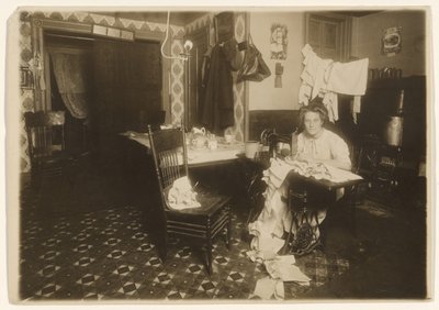 [Otthoni munka (nő a varrógépnél)] alkotó: Lewis W. Hine
