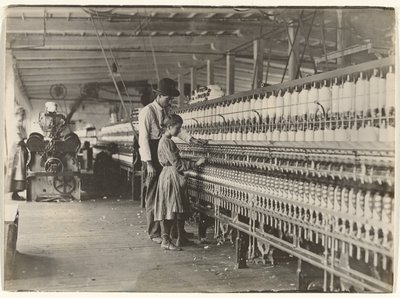 [Férfi és lány a fonógépnél, dél-karolinai pamutgyár] alkotó: Lewis W. Hine