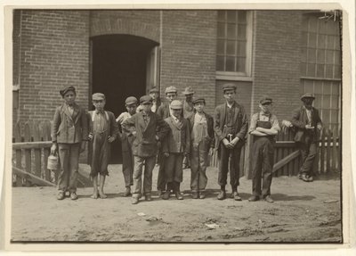 [Malommunkások a malom előtt, Massachusetts] alkotó: Lewis W. Hine