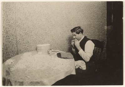 Cigaretták sodrása N.Y. Tenementben/[Házi feladat] alkotó: Lewis W. Hine