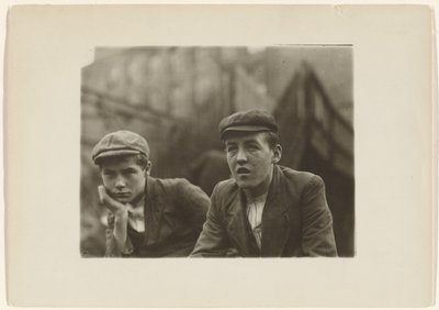 Két fiú kabátban és sapkában, New Jersey alkotó: Lewis W. Hine