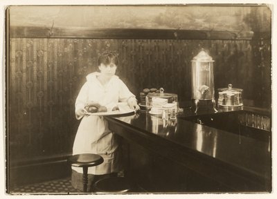 Pincérnő alkotó: Lewis W. Hine