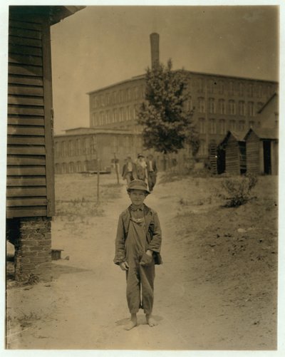 A 12 éves Eddie Norton napi 40 centet keres söprögetőként a Saxon Millben, Spartanburg, Észak-Karolina, 1912. alkotó: Lewis Wickes Hine